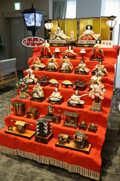 外来ロビーに、ひな人形を飾っています