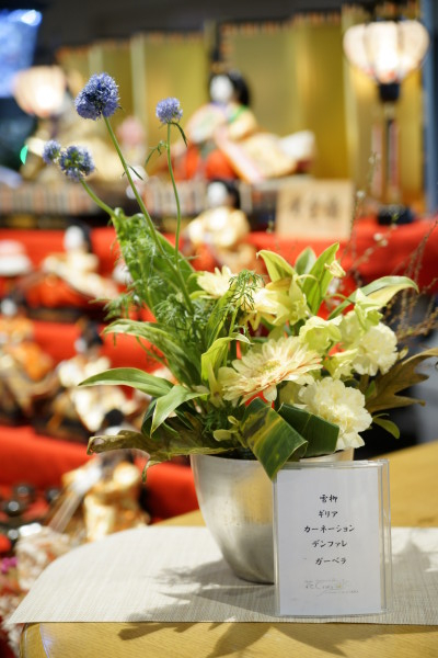 外来ロビーに、ひな人形を飾っています