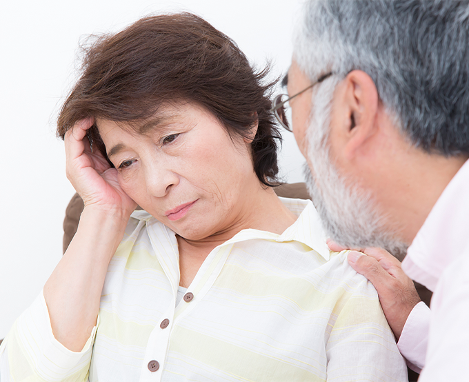 悩んでいる老夫婦の画像