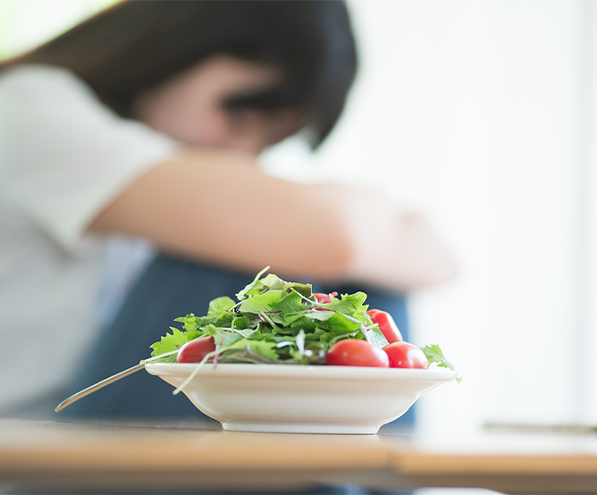 女性　サラダ　若い女性の写真